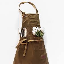 How I Made The Best Garden Apron Ever With Beeswax Gardening Apron Gardening Outfit Amazing Gardens