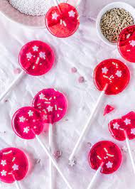 Ausgekühlte kuchen lollis schokoladenglasur, zuckerguss und/oder zuckerstreuseln nach herzenslust verzieren. Ein Marmor Himbeer Gugelhupf Rezept Wie Man Lollis Selber Macht Emma S Lieblingsstucke