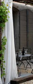 Une tonnelle pliante 3×3 imperméable est très facile à stocker puisque l'encombrement est limité grâce à un mécanisme spécifique. Rideaux Pergola Que Choisir