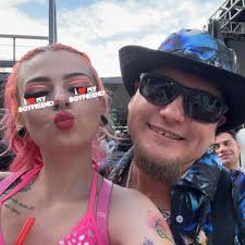 Who replaces house window glass?