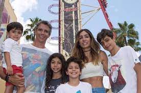 Márcio garcia está de volta às telinhas! Com Montanha Russa Ao Fundo Marcio Garcia Posa Com Familia Na Disney Entretenimento R7 Famosos E Tv