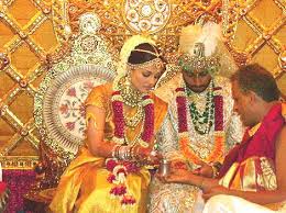 The Glamorous Aishwarya Rai Bachan Looking Ethereal In Her Golden Wedding Saree Bollywood Bridal Bollywood Wedding Expensive Wedding Dress