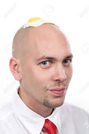 Image De Beau Mâle Avec Omelette Sur Son Crâne Chauve Sur Fond Blanc Banque  D'Images et Photos Libres De Droits. Image 4192053