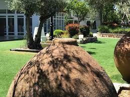 It is located at the foot of the pedriza , a part of the sierra de guadarrama , and next to the embalse de santillana (the santillana reservoir ). El Labrador Hotel Bewertungen Fotos Preisvergleich Navalcarnero Tripadvisor