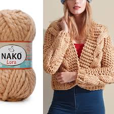 Nako Ile Modayi Yakalayin Kisa Hirkalar Yuksek Bel Kotlarla Cok Sik Duracak Nako Lora Ipligimiz Ile Orulen Vogue Knitting Tig Isi Ceket Kiyafetler Elisi