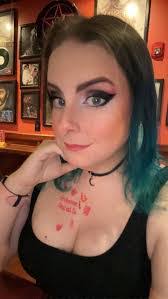 Courtney Binns's Instagram, Twitter & Facebook