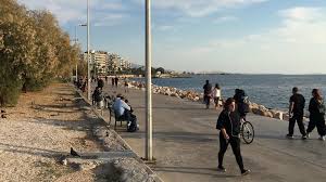 Έκλεισε εκατοντάδες λογαριασμούς που διέδιδαν «fake news» για τα εμβόλια του κορωνοϊού. Sthn Paralia Toy Floisboy Kosmos Me Symmaxo Ton Kalo Kairo Binteo Kai Fwtografies