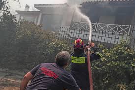 Η κινητοποίηση της πυροσβεστικής είναι μεγάλη, και ήδη εκκενώνεται ο οικισμός γαλήνη. Aqxnko46geqq8m