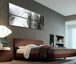 In a family's weekend retreat, the master bedroom is light and airy thanks to raised ceilings and a tastefully neutral palette. Abstract Metal Art Minimalistisch Schlafzimmer Salt Lake City Von Modern Crowd