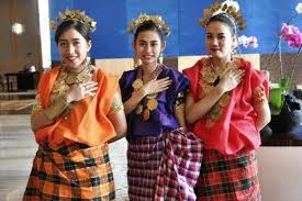 Sementara suku kutai menggunakan pakaian khas tersendiri yang bernama kustim. Baju Bodo Pakaian Adat Sulawesi Selatan Halaman All Kompas Com