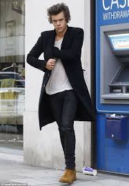 The boots also have an excellent stitching and pattern. Harry Styles Inspo Harry Styles Mens Outfits Chelsea Boots Outfit