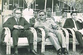 Riwayat gagah berani, anenabuku sdn bhd, kuala lumpur mohamad bin muda, 1998. Tun Abdul Razak Umno