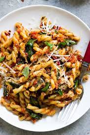 20 Minute Sun Dried Tomato Pasta With Spinach Such An Easy Weeknight Dinner Littlebroken Com Littlebroken Healthy Recipes Pasta Dishes Meatless Dinner