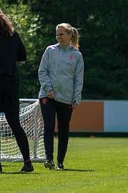 Jun 27, 2021 · frank de boer lijkt door te willen gaan als bondscoach van oranje, al wil hij de uitschakeling op het ek tegen tsjechië eerst laten bezinken voordat hij praat over zijn toekomst bij oranje. Sarina Wiegman Wikipedia