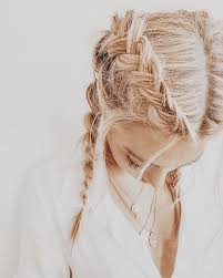 Here, she has volume in her roots and a slight wave through the rest of the hair. Pinterest Eydeirrac Hair Styles Hairstyle Braided Hairstyles