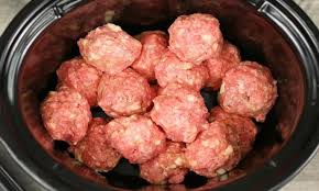Elle Depose Ses Boulettes De Viande Dans La Mijoteuse Ce Qu Elle Ajoute Ensuite Les Rendra Bien Speciales Boulette De Viande Recette Boeuf Hache Mijoteuse