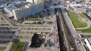 Una enorme voragine si è aperta nel parcheggio interno dell'ospedale. 17nav2s606q0em