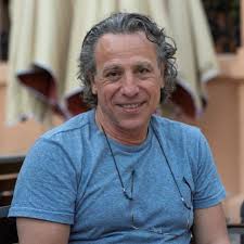 Así ha cambiado Enrique Simón, de llenar carros de la compra en los 90 a  triunfar en el teatro