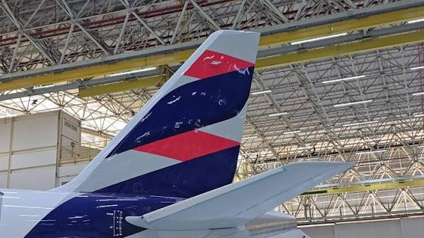 LATAM Airlines Brasil presentó, en el hangar de @Embraer en São José dos  Campos (SP), a su primer #Embraer E195-E2, ¿les gusta cómo quedó? 🤩👇  https://www.nlarenas.com/2026/06/latam-revela-primer-e195-e2/ - - #avgeek  #aviation #aviationphotography ...