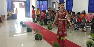 Daftar 9 busana tradisional di nusa tenggara timur. Busana Adat Ntt Sungguh Memesona Halaman All Kompas Com