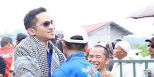 Muhammad amien rais (born 26 april 1944), also known as mbah min, is an indonesian politician. Anak Amien Rais Marah Ditegur Pramugari Karena Asyik Menelepon Saat Pesawat Isi Avtur Merdeka Com