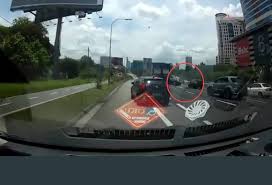 Menurutnya, mangsa turut membawa parang di dalam. Video Wanita Maut Kereta Dirempuh Dari Belakang Kosmo Digital