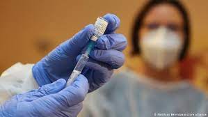 Vakcinācija ātrāk tiks nodrošināta tiem, kuru dzīvība un veselība ir visvairāk apdraudēta: Pocela Vakcinacija U Njemackoj Politika Dw 27 12 2020