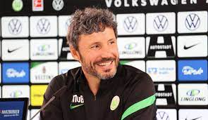 Er ist ein international anerkannter fußballfachmann und weiß, was ihn in der bundesliga erwartet. Mark Van Bommel Startet Beim Vfl Wolfsburg Mit Ibra Aber Nicht Im Wohnwagen