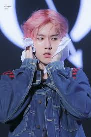Byun baek hyun, bekannt als baekhyun, ist ein südkoreanischer sänger,. Theqoo Baekhyun Was Having A Tough Time During Summer Concert Hallyu