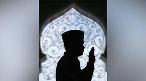 Shalat tahajud adalah shalat sunnah yang dikerjakan pada waktu malam hari, yaitu setelah sholat isya sampai terbitnya fajar. 5 Keutamaan Salat Tahajud Terkabulnya Doa Ramadan Tempo Co