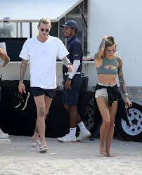 The german model, 29, was caught passionately kissing soccer player loris karius on a beach in miami on friday, december 28. Sophia Thomalla And Loris Sven Karius Clicked In Miami Beach