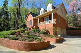 Más fotos de esta casa aquí. Una Preciosa Casa De Ladrillo Rojo Descargar Fondos