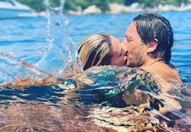 Jun 28, 2021 · francesco totti e ilary blasi a mosca con i figli: Ilary Blasi E Francesco Totti In Un Bacio Appassionato Nel Nostro Mare