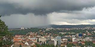 Mașinile au înaintat cu greu prin apa care acoperea drumul. Cod Galben De FurtunÄƒ È™i GrindinÄƒ La Cluj Cluj24 Ro