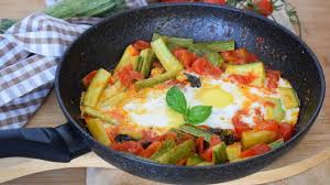 Lavate le zucchine, rimuovete le estremità e tagliatele a fette sottili. Uova Al Pomodoro E Zucchine Miallenomangiandosano