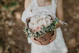 Blumenkinder die blüten streuen, gehören zu jeder hochzeit dazu. Ideen Blumenkorb Blumenmadchen
