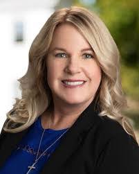 Lisa Layton's Instagram, Twitter & Facebook