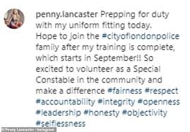 Choose from thousands of hotel discounts & cheap hotel rooms. Penny Lancaster Bereitet Beitreten Polizei Als Eine Besondere Constable Aktuelle Boulevard Nachrichten Und Fotogalerien Zu Stars Sternchen