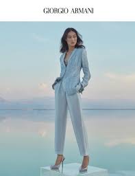 Duften er inspireret af fjerne øhav, hvor naturen harmonisk kolliderer i form af stille regn der blandes med havets salte, samt den frodige natur. Vogue 4 2019 Giorgio Armani Women S Runway Fashion Armani Women