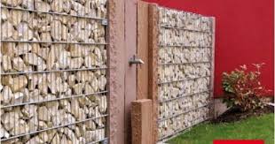 Wasserhahn Perfekt In Wand Integriert Wasserstelle Im Garten Gartenbrunnen Garten Garten Deko