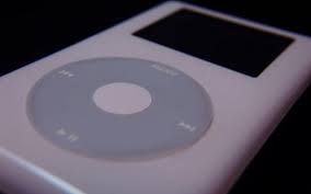 Faites glisser une chanson ou un album depuis la librairie sur le côté droit de la fenêtre jusqu'à l'icône de l'ipod dans le panneau de gauche sous la section appareils. Que Faire Quand Un Ipod Ne Fonctionne Plus Le Parisien