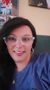 Leslie Lacey's Instagram, Twitter & Facebook