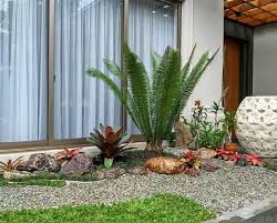 Ingin tahu tips menata taman depan rumah minimalis lahan sempit agar terlihat bagus dan nyaman dipandang, simak ulasan nya berikut ini hal yang pertama harus anda lakukan adalah memilih tanaman yang ingin anda gunakan untuk mempercantik taman rumah minimalis anda. 18 Inspirasi Taman Minimalis Depan Rumah Beragam Desain Dengan Tanaman Berbeda Rumah123 Com