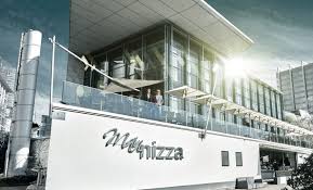 Mainnizza Perfect Located With Its Big Terrasse Next To The River You Can Enjoy The Sun While Eating End End The Evening Frankfurt Am Main Frankfurt Reisen