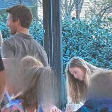 😱 Sydney Sweeney y Glen Powell fueron vistos cenando durante el fin de semana, sospechosamente juntos mientras los rumores giran de que el compromiso de Sydney con Jonathan Davino está oficialmente roto 😳