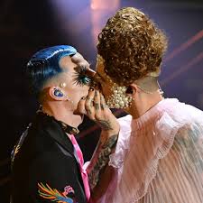 Il cantante ha lasciato scivolare dalle spalle il mantello di san francesco svelando un completino intimo che ha subito ottenuto il plauso di molti fans. Achille Lauro Etero Gay Fluido Lascio Al Caso Ticinonline