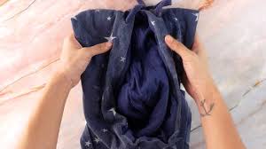 Fold both arms into the centre so they both fit within the hoodie hem. Einen Kapuzenpullover Falten Wikihow