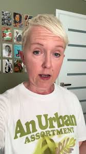 💬 “I don’t even know where to start…” That’s one of the most common things  I hear from busy women overwhelmed by clutter. And honestly? It’s  completely normal. When every surface is full, the floor’s ...