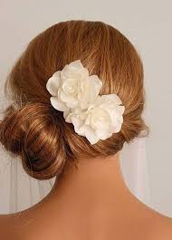 This hairstyle works perfectly on medium length hair. Side Bun With Flower Bridesmaid Hairstyles For Long Hair Penteados Com Flores Penteados Laterais Penteados