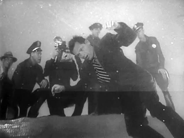 Billy Wilder explains filming the iconic swimming pool scene in 'Sunset Boulevard'